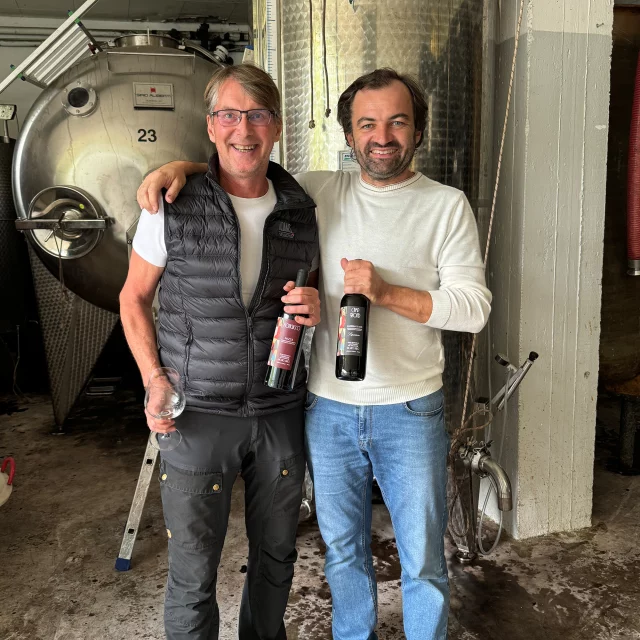 .
Det blir många vingårdsbesök när man är här nere ett tag. Idag hälsar vi på hos Claudio på Dacasto Duilio winery med goda vänner från Sverige och testar nya årgångar. 
Det är full aktivitet i vingården med alla vita druvor, Chardonnay och Arneis redan i tank, första Barbera till Vianus rosato vinet är också redan i tank. Idag plockas Barbera till La Maestra för fullt, det är en kamp mot regnet och ostadiga väderprognoser. Jag är inte avundsjuk på denna stressen.
Druvorna verkar bli bra i år trots allt regnande.

Arneis 2023 som släpptes i maj är otroligt aromatiskt med en elegant balans mellan syra och frukt. I munnen är det en fin mineralitet och något pepprighet.
Rosato 2023 har vuxit i flaskan på bara 3 månader sedan jag senast provade. 
Nu känner men tydligt jordgubbar och ett lätt rökighet. Mycket aromatiskt och läskande!
Moncucco 2022 är helt nybuteljerat för några månader sedan och upplevs väldigt drickbart redan. Känns som att det kommer bli en klassisk årgång. Vinmakaren själv säger att detta ser ut att bli den bästa någonsin, hittills.

Camp Riond, Barbera d´Asti superiore DOCG och Moncucco Nizza DOCG provar vi ihop med några andra trevliga viner på Salusso i Borås på fredag.
Kolla med Alex om han har några platser kvar.

Camp Riond 2021 art. 51800 och Moncucco 2020 art. 53366 finns på Systembolagets beställningssortiment.

@dacastoduiliowinery 
@salussoboras 
#barberadastisuperiore 
#nizzadocg 
#barolo
#nebbiolo
#monfortedalba
#vinprovning