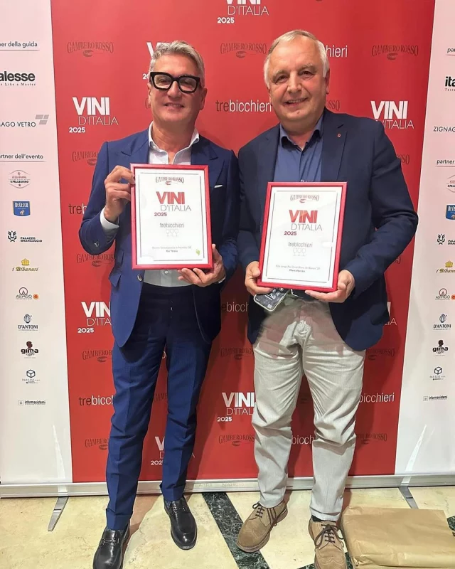 Våra vänner på Marcalberto har fått utmärkelsen i år igen för sina fantastiska Alta Langa Metodo Classico.
Italiens största utmärkelse Tre Bicchieri är ett utmärkt bevis på välgjorda och bra mousserande viner!

Finns på Systembolagets beställningssortimentet:
- Millesimato Alta Langa Metodo Classico, 2020 art. 75442 - 369 kr
- Millesimato Alta Langa Metodo Classico 2018 art. 52073 - 369 kr
- Blancdeblancs Metodo Classico Alta Langa, 2018 art. 53390 - 369 kr

Vingården jobbar med en hållbar produktion med ett minimum av påverkan.
Naturliga jäststammar, ingen filtrering, ett minimum av svavel tillsatt och lyckliga vinmakare!!

@marcalbertowine 
#altalangadocg 
#metodoclassico 
#pinotnoir 
#chardonnay 
#mousserande 
#blancdeblancs 
#millesimato